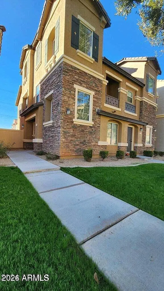 3 bed, 3.0 bath, 1572 sqft, $1,995 — Photo 1