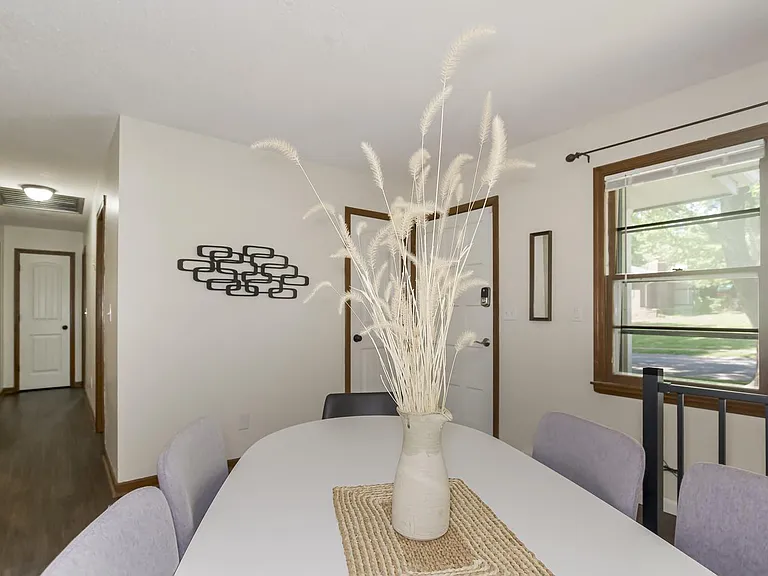 300 SE Chicago St — Photo 7