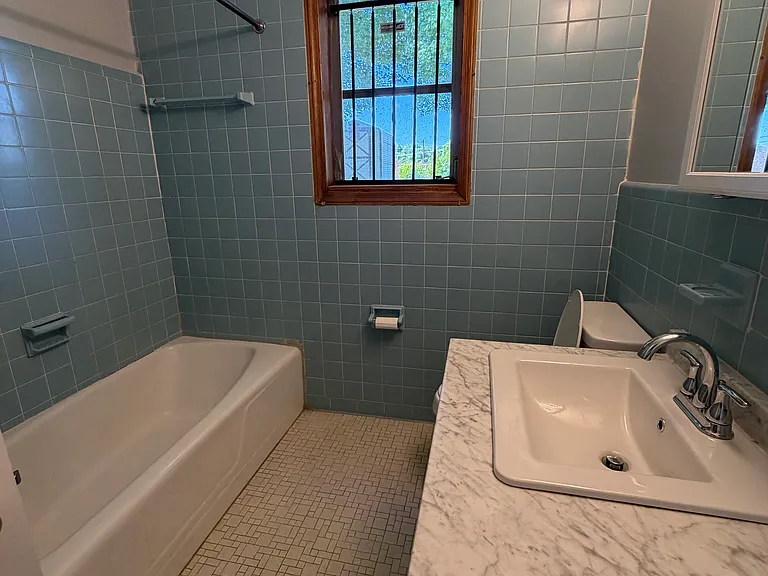 639 Holbrook St — Photo 4