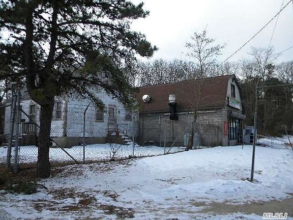 4th image of 1104 Connetquot Ave