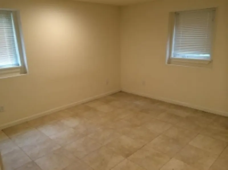 323 College St — Photo 3