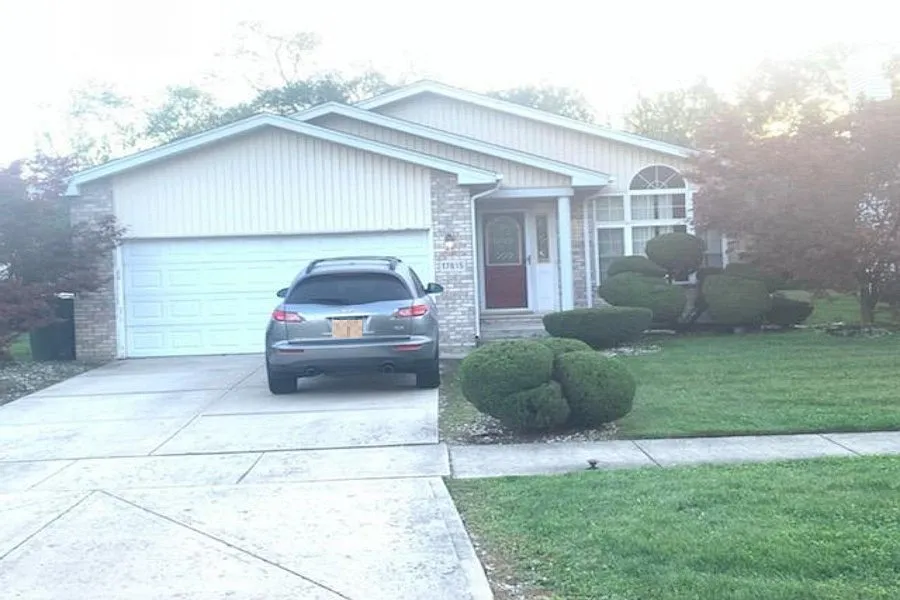 17615 Central Park Ave photo 1