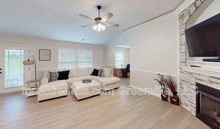 2212 Davenport Ct — Photo 3