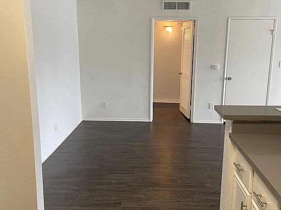 3rd image of 14230 Victory Blvd