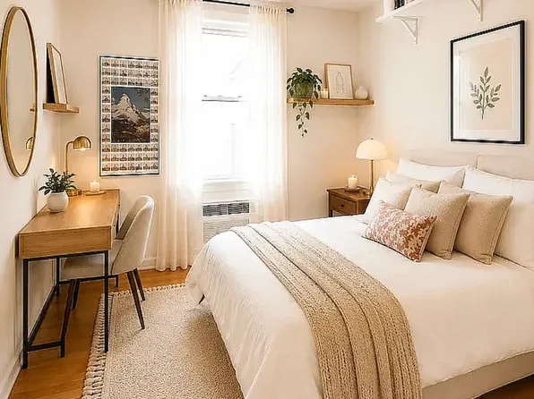 208 E 7th St #1R, New York, NY 10009