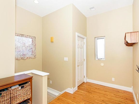 3rd image of 867 Allen Ave