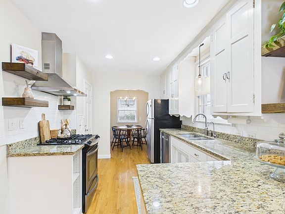 3rd image of 4534 Vallacher Ave