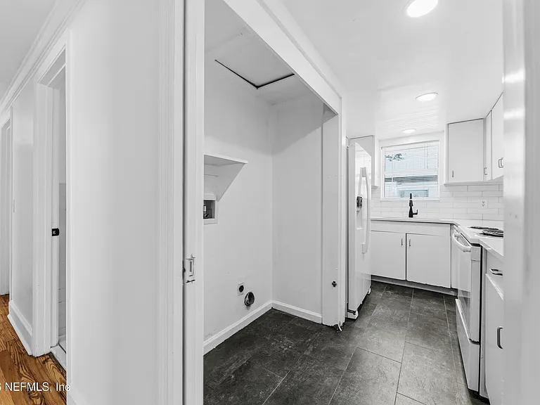214 Margaret St — Photo 24