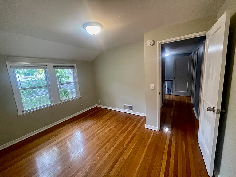 151 Eastmoreland Dr — Photo 16