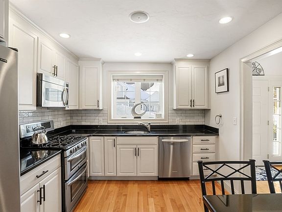5th image of 6 Maple Ln #6