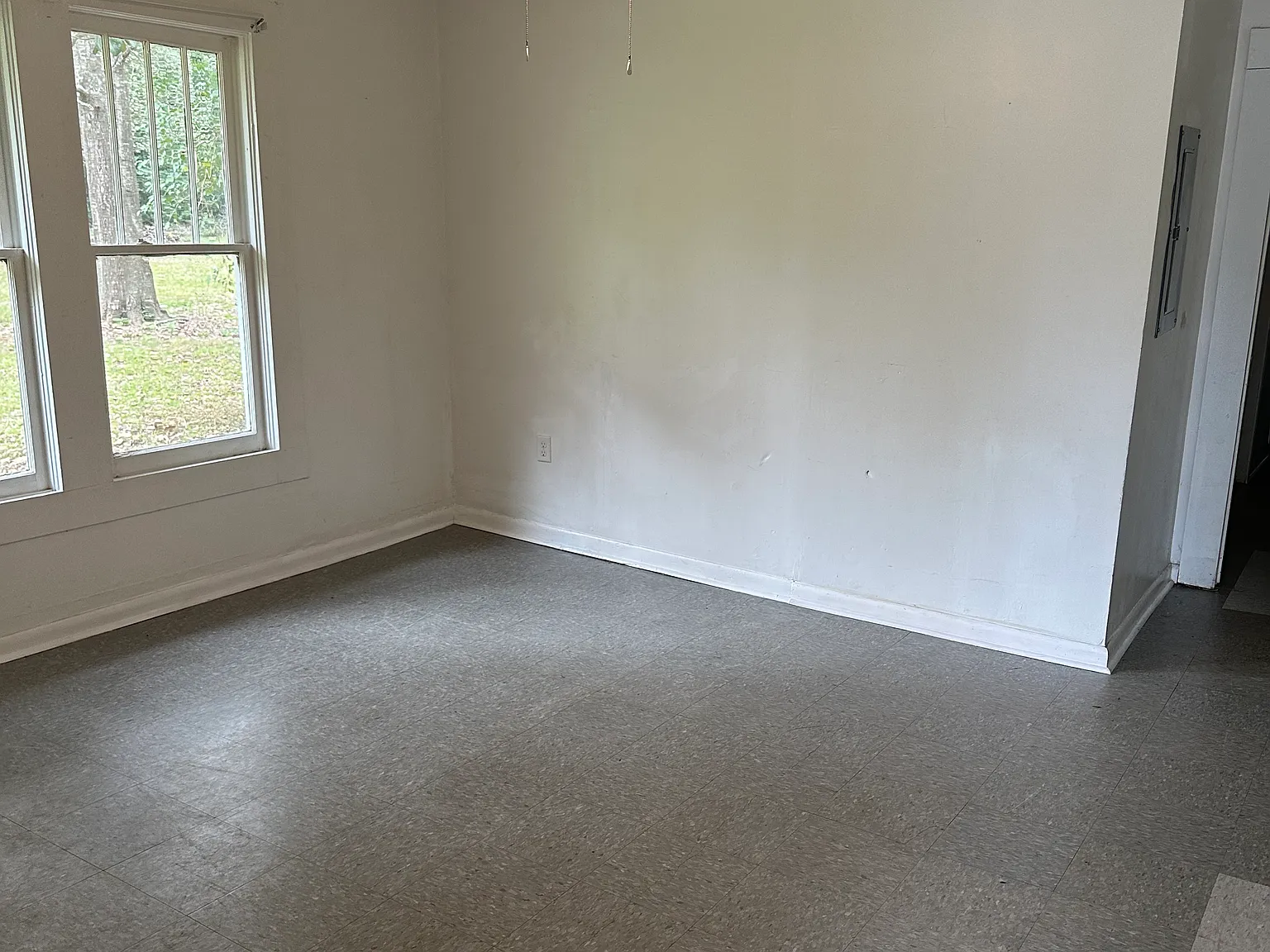 3 bed, 1000 sqft, $983 — Photo 3