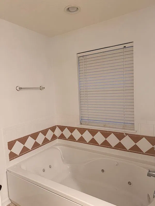 3 bed, 2.0 bath, 1628 sqft, $1,600 — Photo 3
