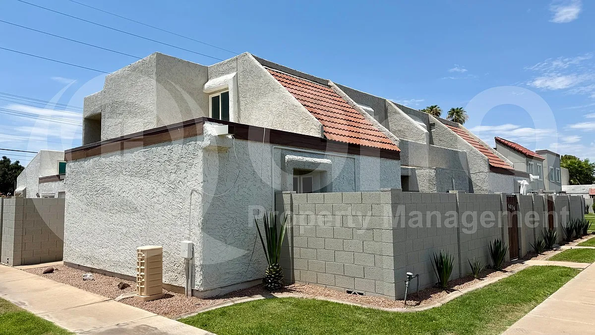 3 bed, 2.0 bath, 1035 sqft, $1,599 — Photo 3