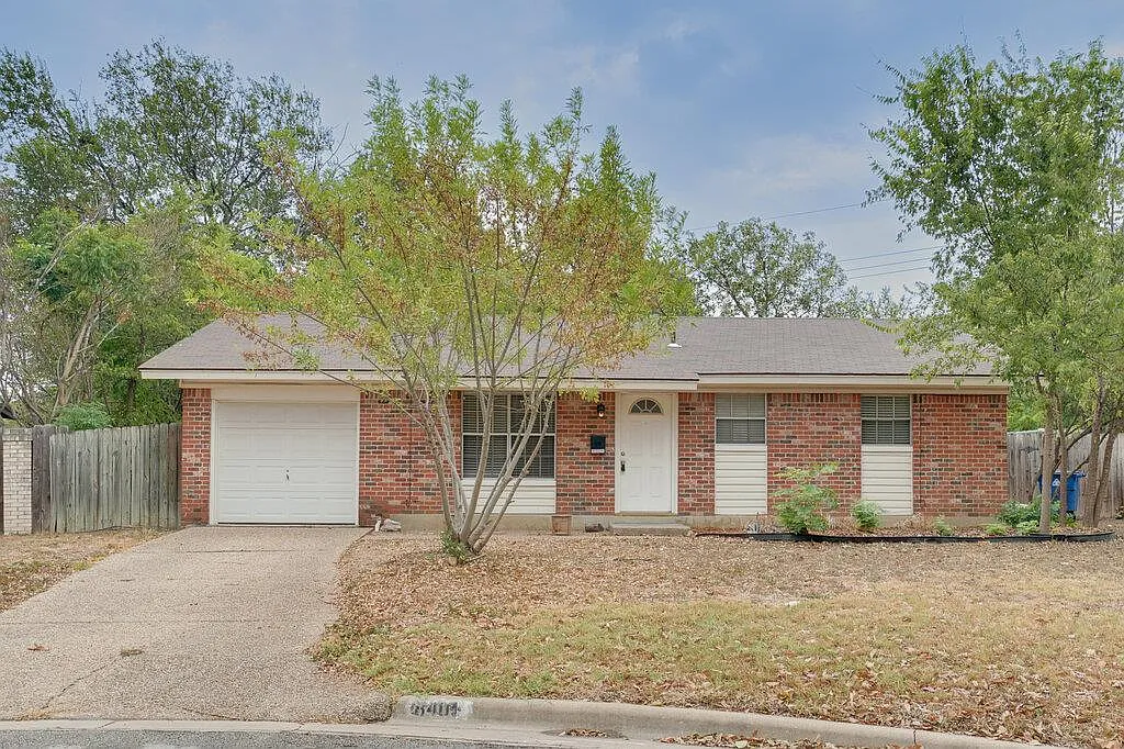 3 bed, 1.0 bath, 952 sqft, $1,895 — Photo 1