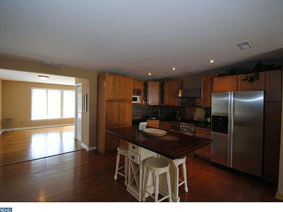 2nd image of 902 Temple Ave