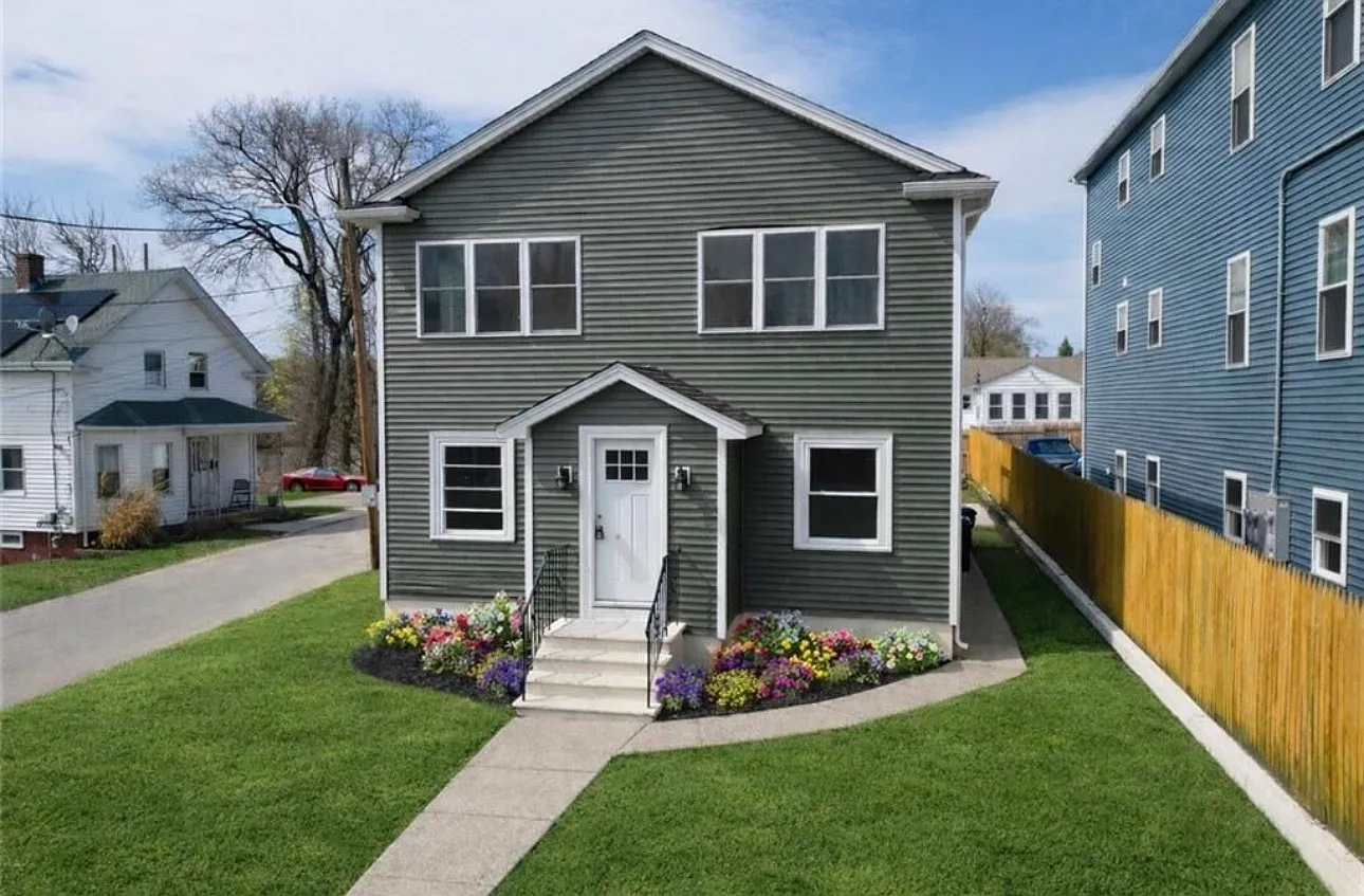 3 bed, 1000 sqft, $2,500 — Photo 1
