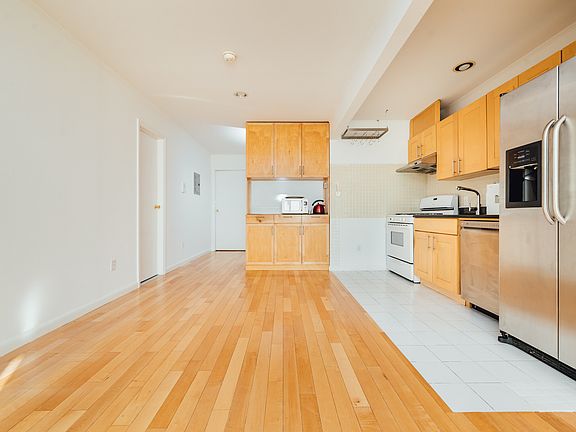 5th image of 408 Harman St #2A