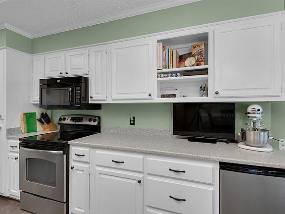 3rd image of 10615 Macgregor Dr