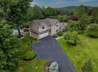 17 Crest Hill Dr W, Oak Ridge, NJ 07438