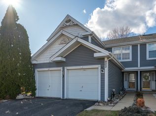 902 Oak Ridge Dr, Streamwood, IL 60107