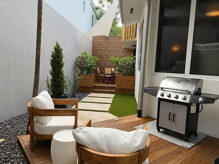 2571 Tigertail Ave — Photo 15