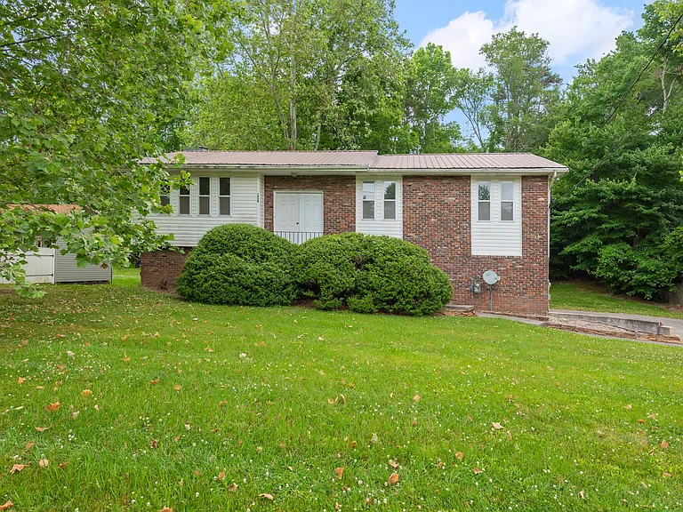 1908 Plumb Creek Cir — Photo 22