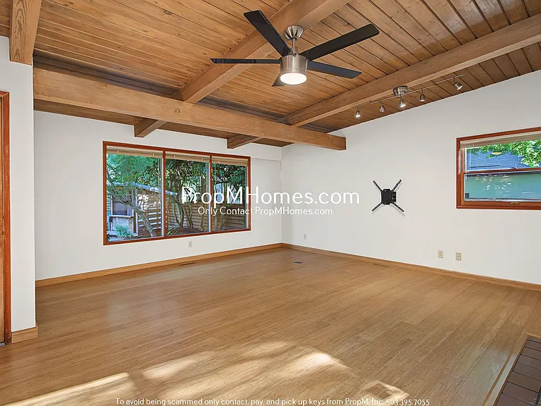 1027 SE 23rd Ave — Photo 3