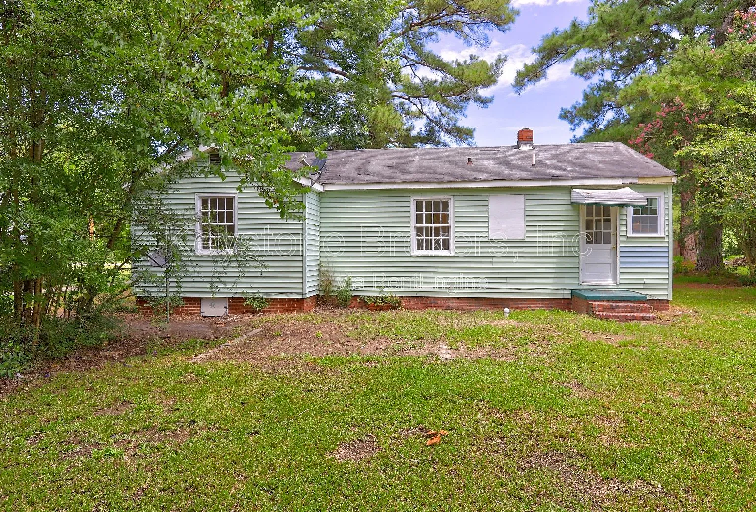 3 bed, 1.0 bath, 1220 sqft, $999 — Photo 2