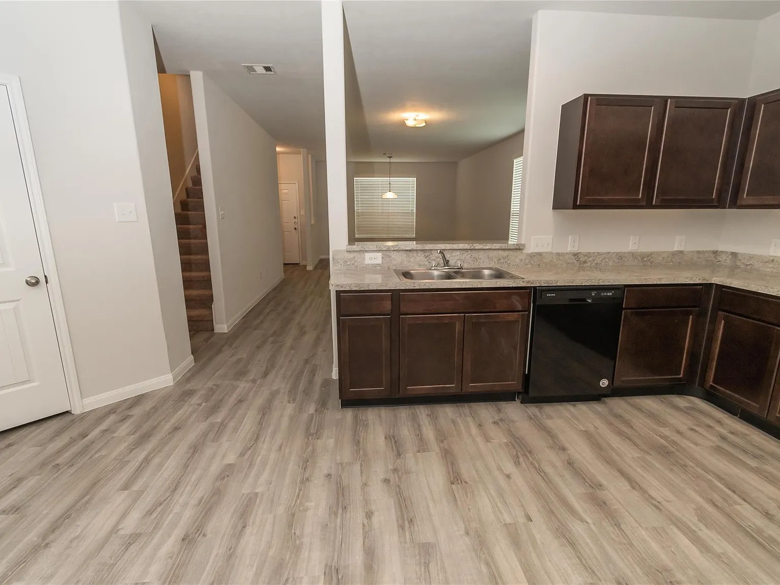 4 bed, 2.5 bath, 2380 sqft, $2,350 — Photo 3