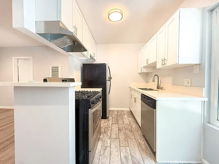 1613 Barry Ave #4 — Photo 6