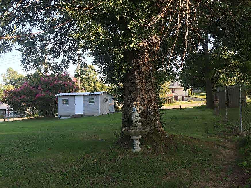 2nd image of 915 Twin Oaks Ave
