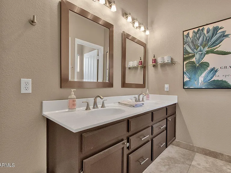 1138 E Amberwood Dr — Photo 25