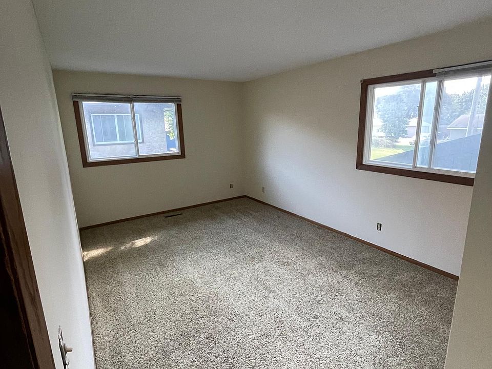 2nd image of 1372 Taylor Ave W