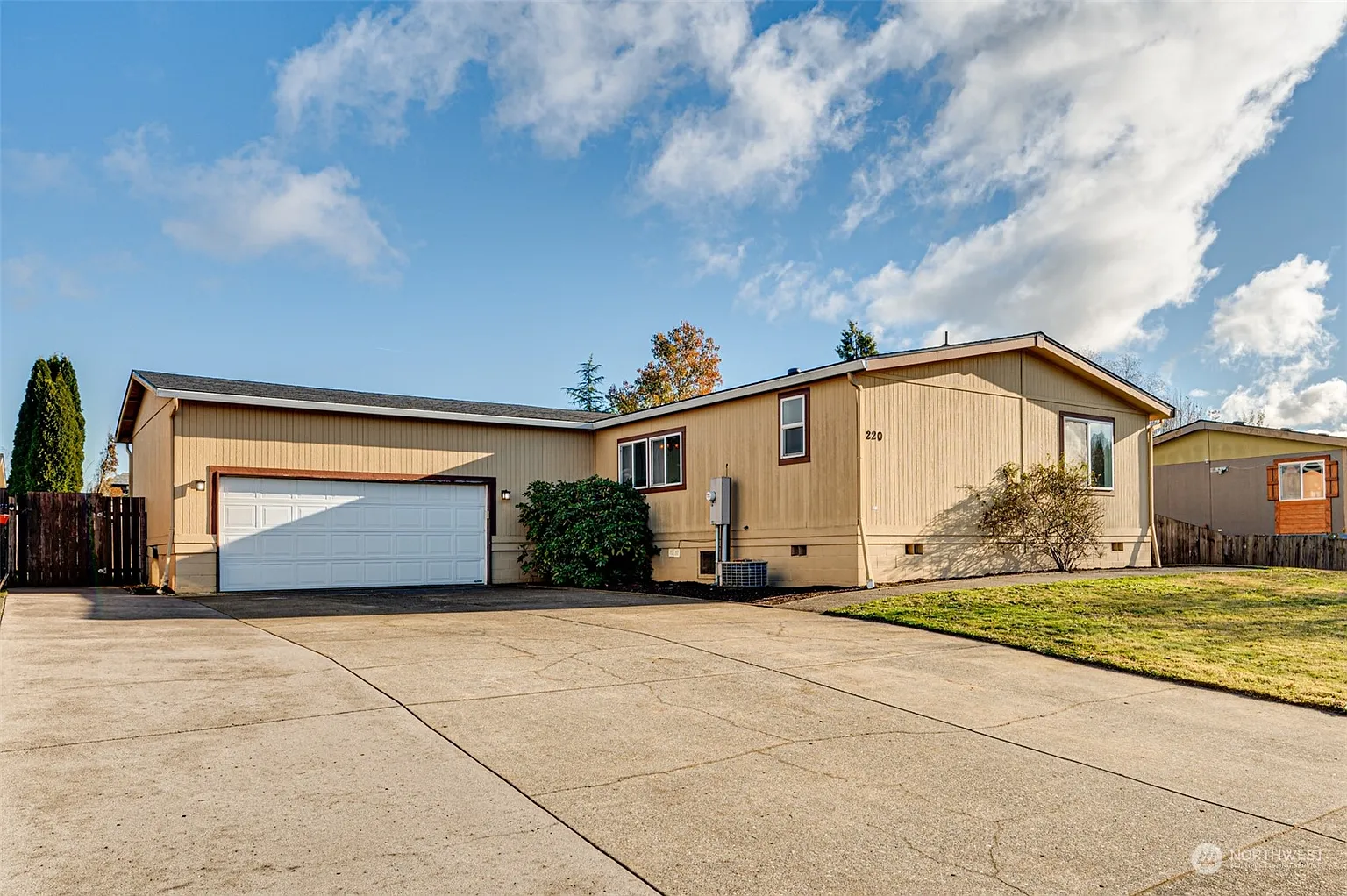 220 Sycamore Street photo 1