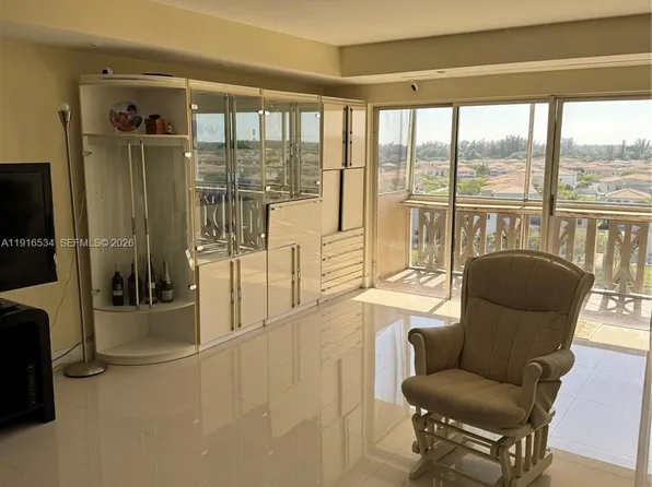 800 NE 195th St APT 714, Miami, FL 33179
