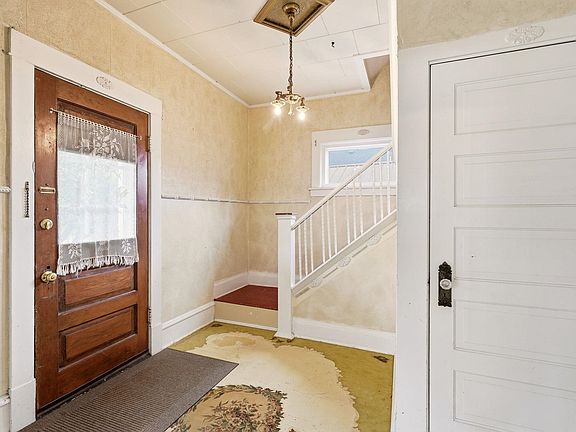 4th image of 2420 W Maxwell Ave