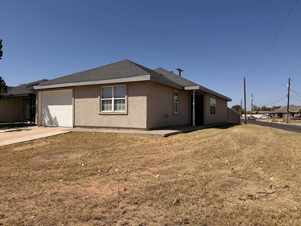3 bed, 1.0 bath, 1181 sqft, $2,000 — Photo 1