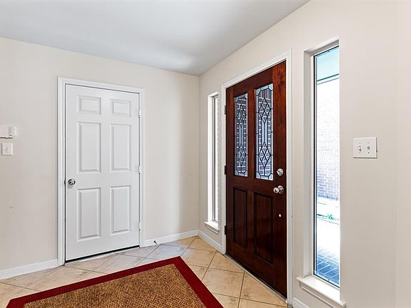 5th image of 810 E Heights Hollow Ln