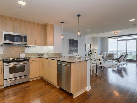 3rd image of 38 N Almaden Blvd Unit 1113