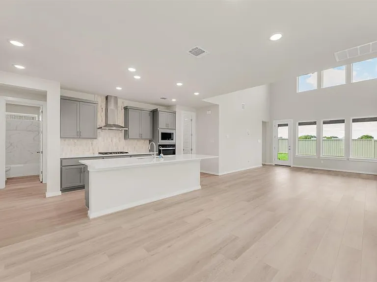 324 Amista Dr — Photo 6