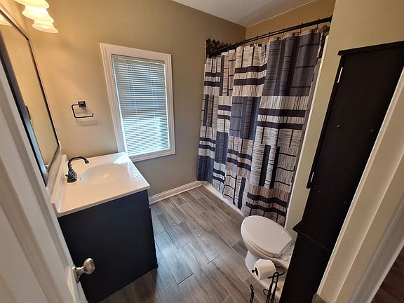 3rd image of 715 Catherine St