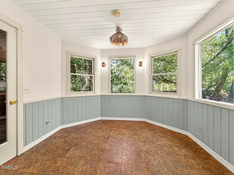 725 W Summit Ave — Photo 3