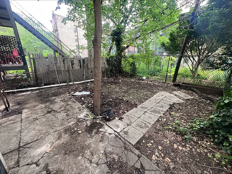 828 Halsey St #1A — Photo 1