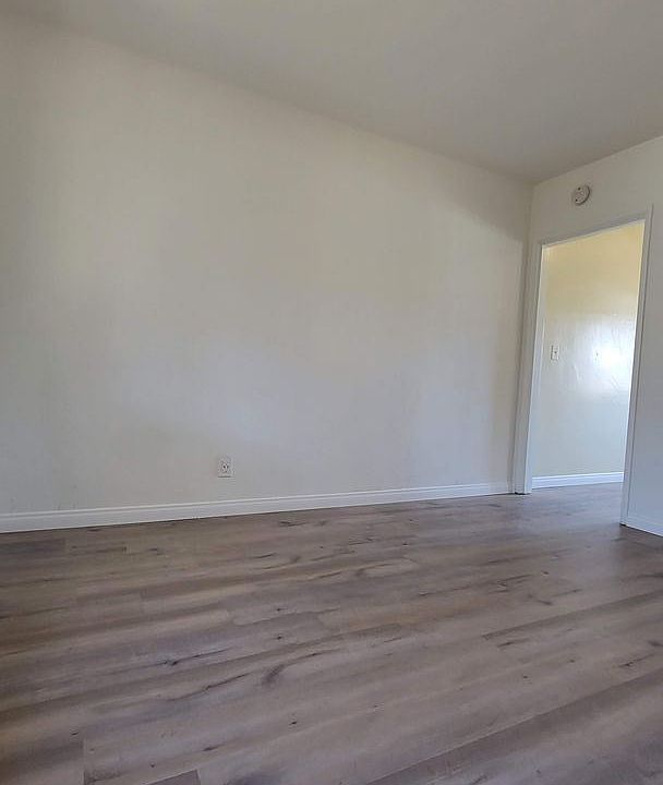 1st image of 224 Avenue H APT 3