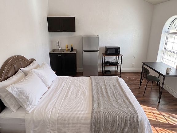 2nd image of 800 Antonio Dr #4