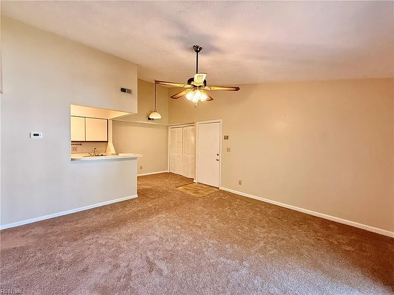 410 Wells Ct — Photo 3