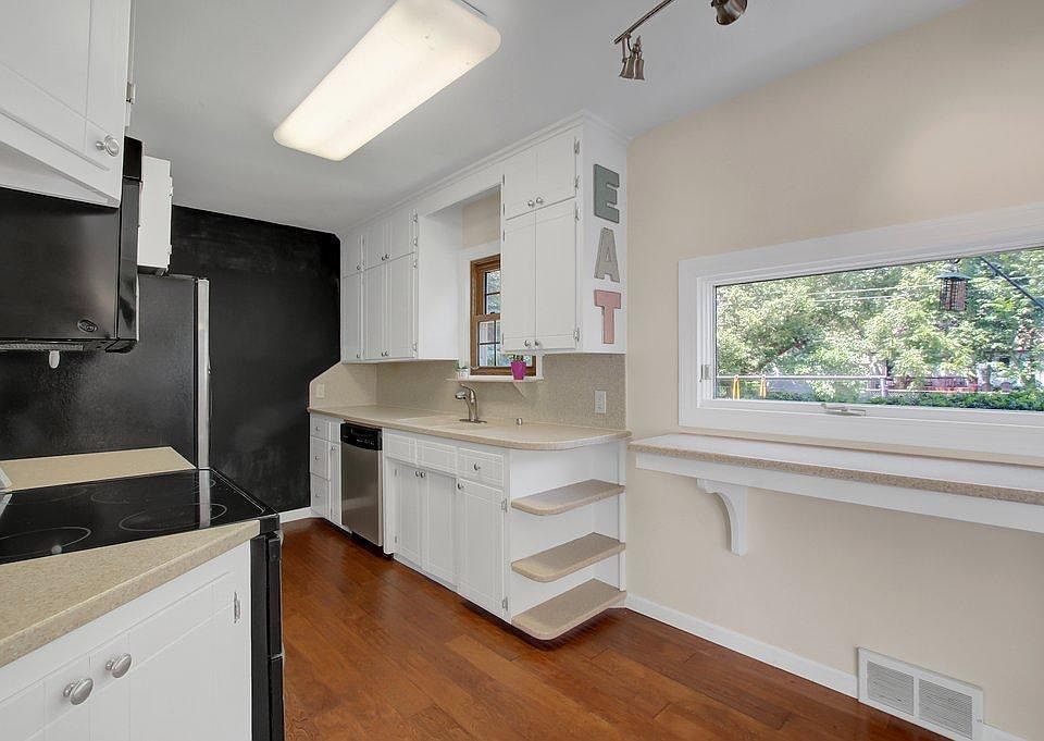 1st image of 907 Lovell Ave