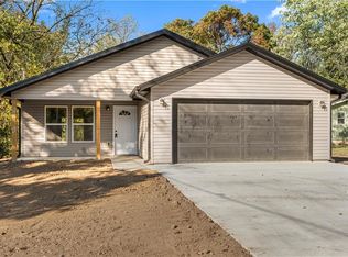 520 W Hunter St, Nevada, MO 64772