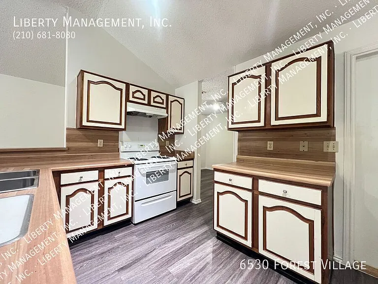 6530 Forest Vlg — Photo 12