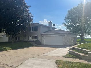201 White Clover Dr, Chillicothe, IL 61523